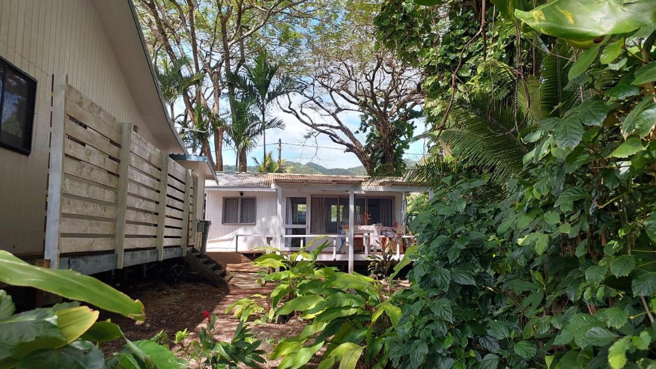 Are Tamareni 2Br Beach Cottage Or River Studio Avarua Bagian luar foto